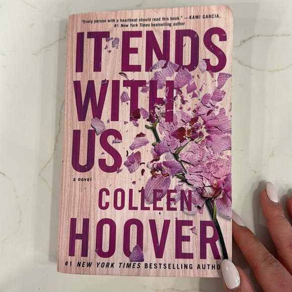 Colleen Hoover - Picture 2 of 2
